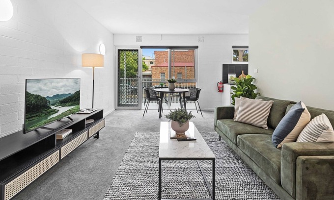 Parkville Appartement | Stunning 1-Bed Ground Floor Unit with Front Yard