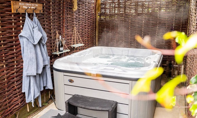 Winterton-on-Sea Maison | Stunning 2 bed holiday home by the sea with 5 person hot tub