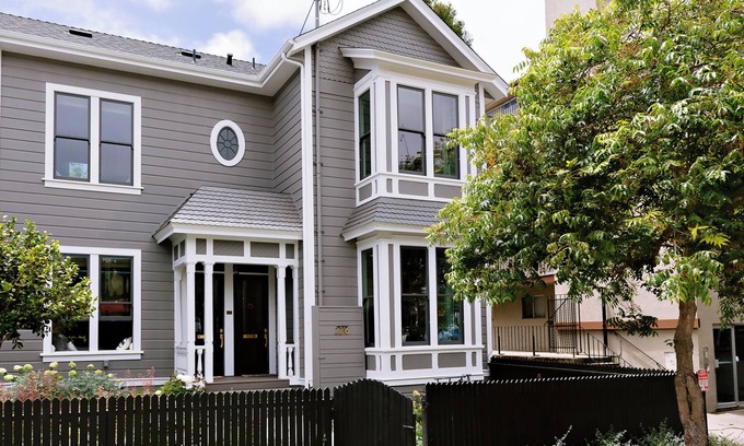 Downtown Berkeley Copropriété | Stunning 2 bedroom flat in charming Berkeley Victorian with AC, WiFi.