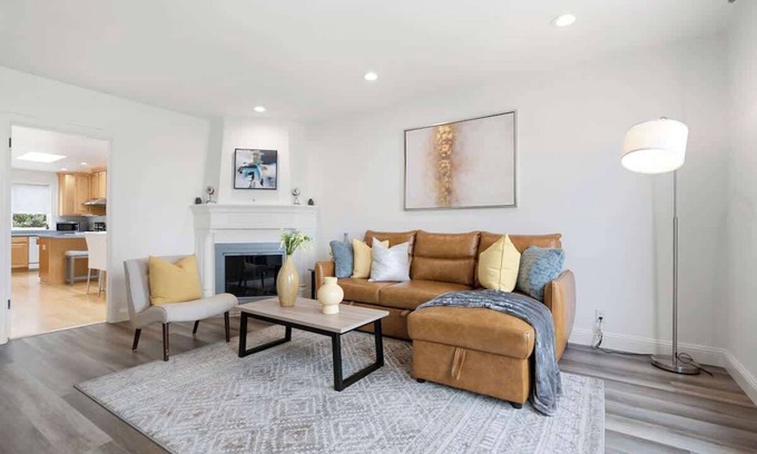 Daly City Maison | Stunning 2BR w/1BA Home near BART