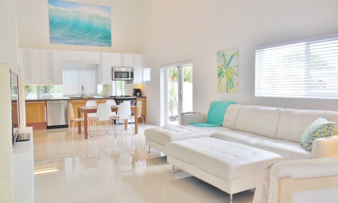 Deerfield Beach Maison | Nouveau 3 chambres / 3 salles de bain piscine tropicale Accueil. Courte distance de marche de la plage et de nombreux restaurants