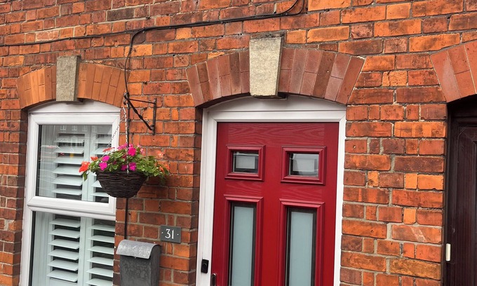 Marlborough Maison | Stunning 3 bedroom house five minutes walk to town Centre with private parking.