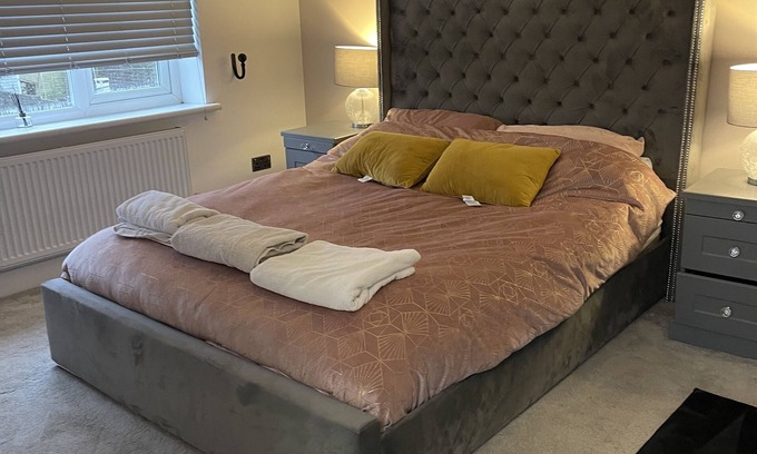 Potters Bar Maison | Stunning 3 bedroom home with HOT tub and 75inch tv
