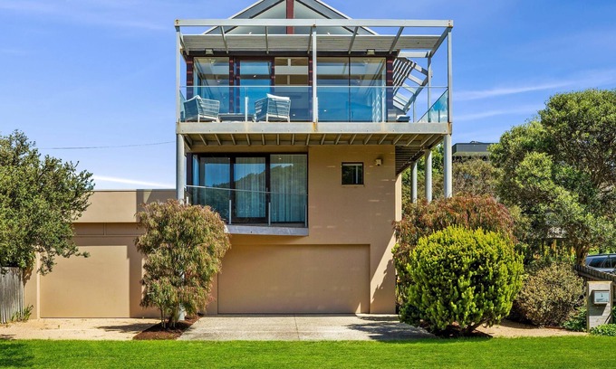 Point Lonsdale Maison | Stunning 3-Storey Coastal Retreat with Breathtaking Water Views