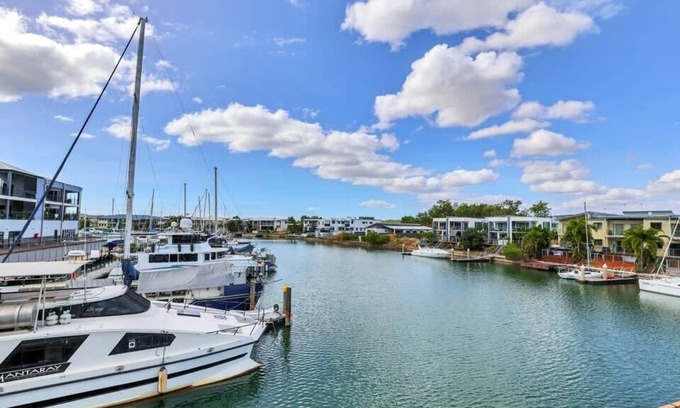 Bayview Appartement | Stunning 3BR Bayview Waterfront Haven