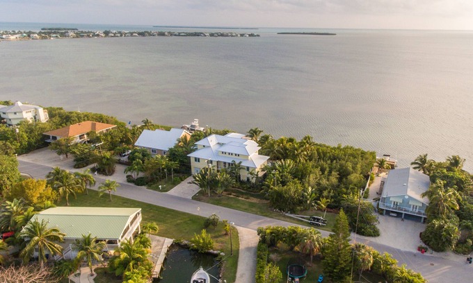 Cutthroat Harbor Estates Maison | Stunning 4 bed 3.5 bath open water pool home