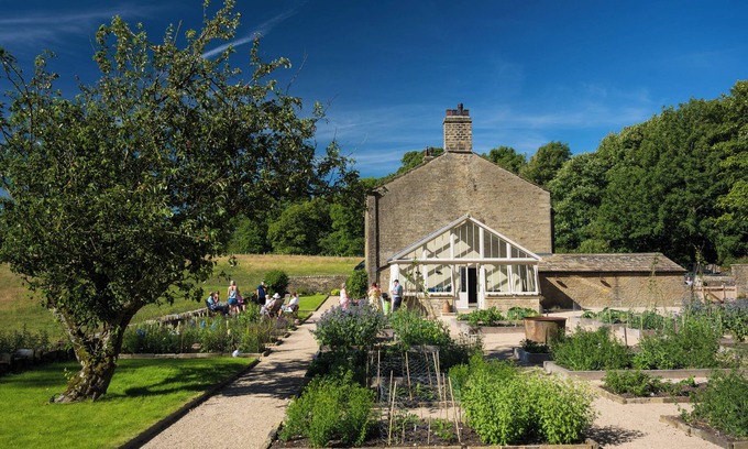 Skipton Maison | Stunning 4 bedroom home with summer room and breakfast included