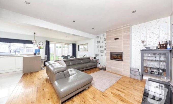 Squirrel's Heath Maison | Stunning 4-Bed House in Gidea Park