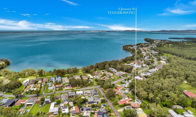 Tuggerawong Maison | Stunning 4-Bed with Garden and Swimming Pool