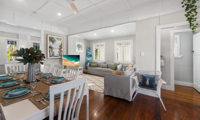 Dicky Beach Maison | Stunning 4 Bedroom Beach House - Dicky Beach