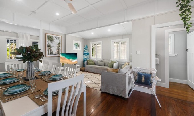 Dicky Beach Maison | Stunning 4 Bedroom Beach House - Dicky Beach Original