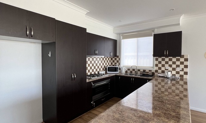 Thomastown Maison | Stunning 4 bedroom House with 2 bathrooms including full ensuite.