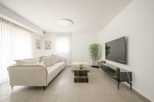 Kiryat Bialik Appartement | stunning 4-bedrooms on the 18th floor BY MadrigalRentals