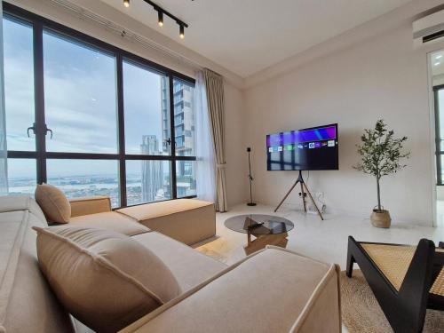 Taman Abad Appartement | Stunning 4BR Sky Retreat 42nd Floor View Sleep 8
