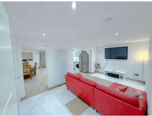 Fairlop Appartement | Stunning 5 Bedroom House with Spacious Rooms and Amenities