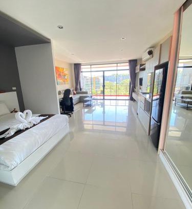Nai Harn Appartement | Stunning 60 sqm Studio at NaiHarn Beach Condo, Walk to Beach, Your Tropical Retreat!