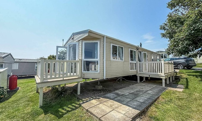 Winestead Maison | Stunning 8 berth caravan with decking and unlimited Wi-Fi, ref 71012P