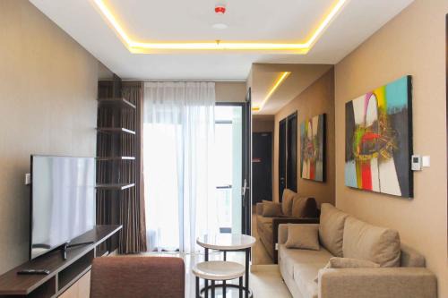Bendungan Hilir Appartement | Stunning and Comfy 2BR + Study Room at Sudirman Suites Apartment By Travelio