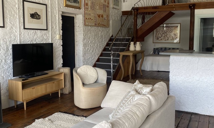 Upper Wakefield Appartement | Stunning and Spacious Loft-Style Apartment in Historic Auburn