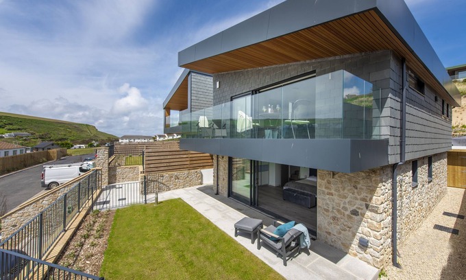 Mawgan Porth Maison | Stunning and stylish abode, close to the golden sands of Mawgan Porth beach