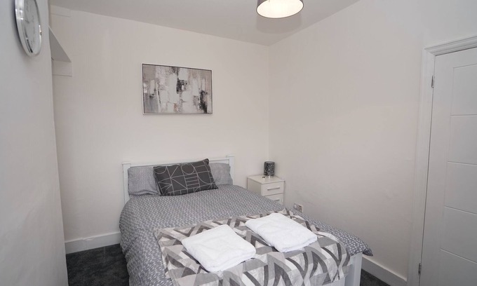 Loxford Appartement | Stunning Apt | Free Parking | Private Garden