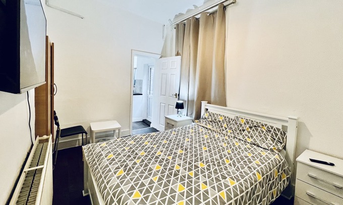 Loxford Appartement | Stunning Apt | Free Parking | Private Garden