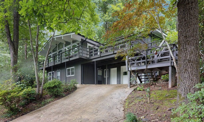 Waynesville Maison | Stunning away from it all mountain view home with large relaxing deck