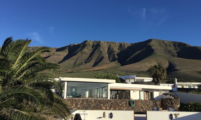 Urbanizacion Famara Maison | Hébergement spacieux et moderne avec piscine chauffée toute l'année et des vues spectaculaires