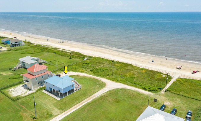 Port Bolivar Maison | Stunning | Beachfront | Large Deck | Sleeps 14