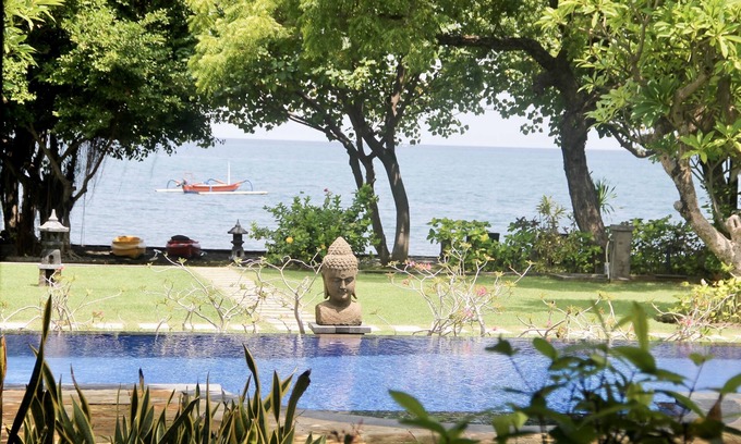 Pemuteran Villa | Villa en bord de mer paisible avec piscine, bateau et personnel