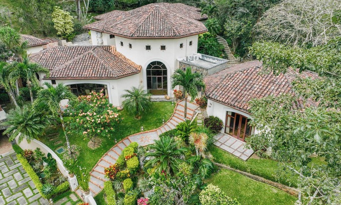 Tarcoles Maison | Stunning Beauty & Luxury, surrounded by Nature. Pool, Jacuzzi & Trails!