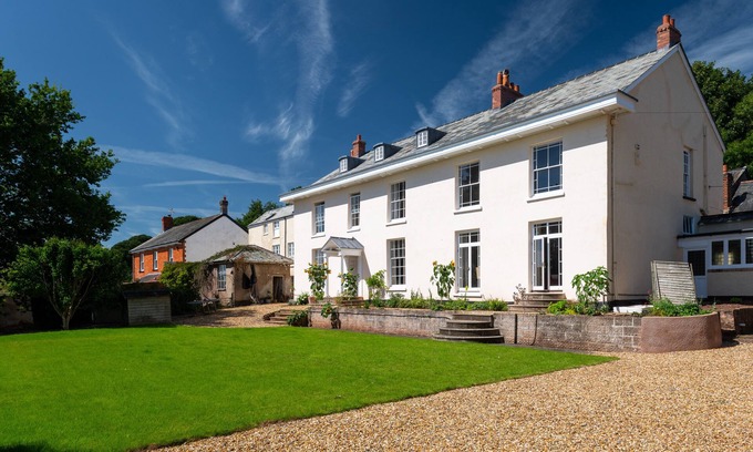 Bradninch Maison | Stunning Big House sleeps 16 Devon dog friendly, Devonn