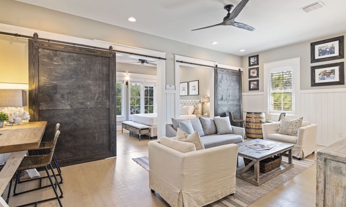 Watercolor Maison | Stunning Carriage House in Watercolor | 4 Pass Golf Cart | 2 Bicycles Included!