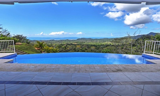 Ciudad Cortes Maison | Stunning Casa de la Roca House with Infinity Pool!