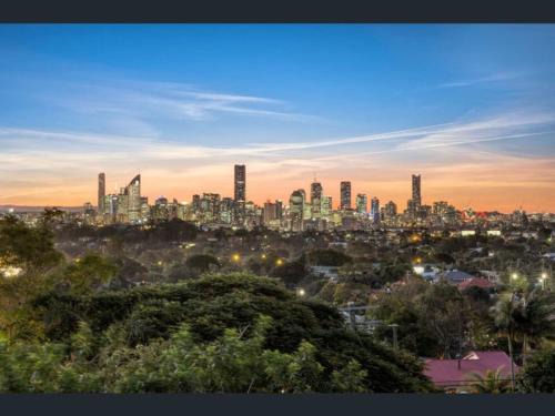 Holland Park West Maison | Stunning City View 5BR with Balcony near Malls Uni and CBD