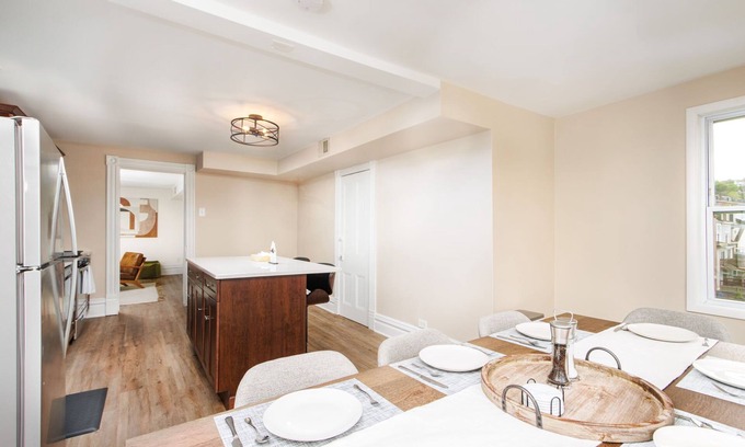South Side Flats Appartement | Stunning City View! Sleeps 10. Kids Game Room and Large Rooftop.