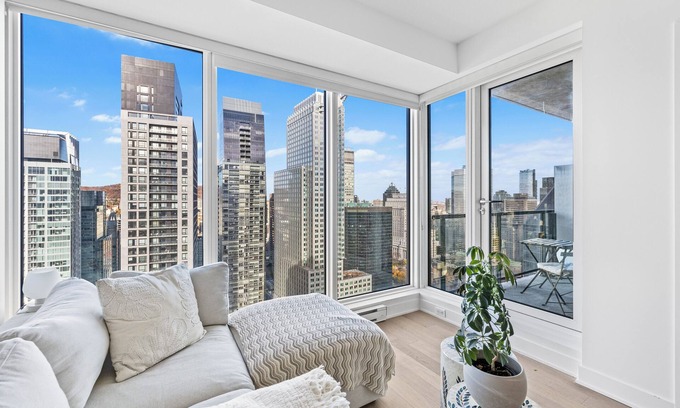 Montreal Appartement | Stunning city views luxurious condo in Montreal w/balcony & office space