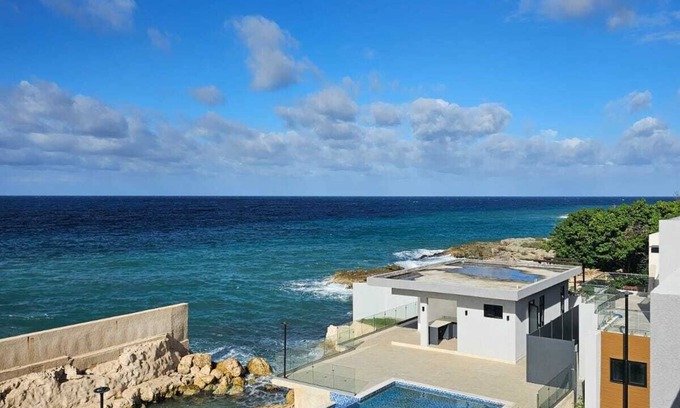 Discovery Bay Villa | Stunning Coastal 3-bedroom villa with pool and private beach, WiFi and AC