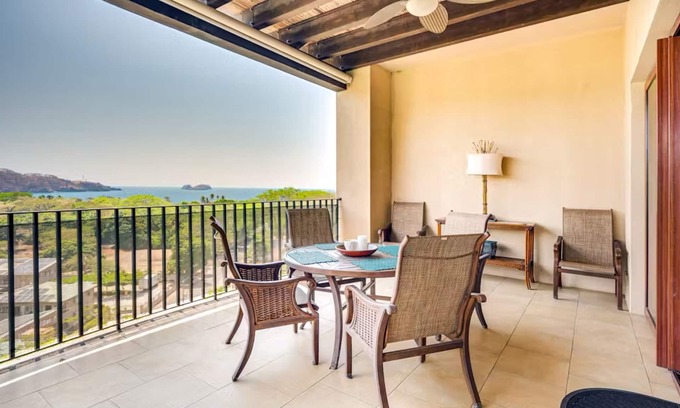 Playa Hermosa Copropriété | Stunning coastal penthouse with sweeping views, pools, gym, fast WiFi & AC