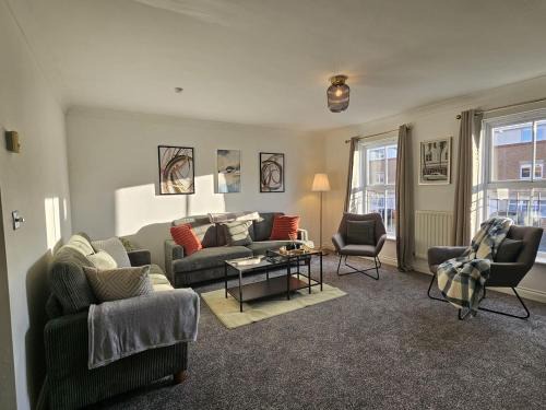 Wakefield Maison | Stunning Contractor home, Company workers WLC, Netflix