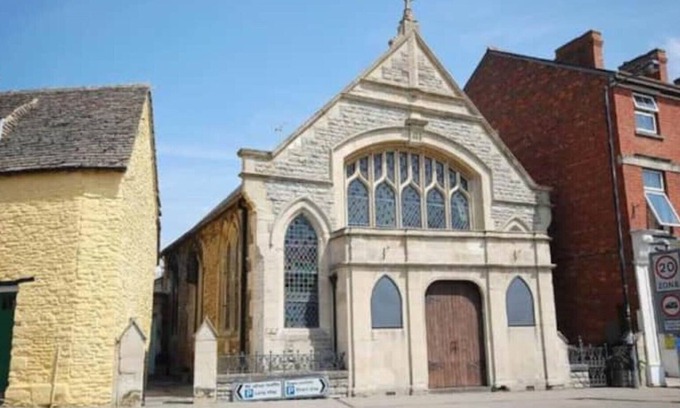 Malmesbury Maison | Stunning Cotswolds Chapel - Sleeps 10+