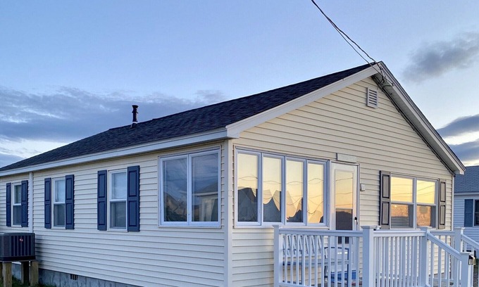 Hampton Cottage | Récemment rénové pour 2019: Harborview Hampton Cottage! "Up The Beach"!