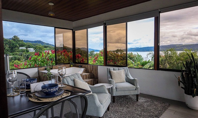 El Fosforo Cabine | Stunning Volcano & Lake View Oasis with Scenic Tub