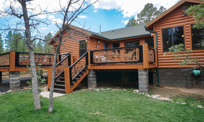 Show Low Cabine | SUPERBE RETRAITE CABINE CUSTOM CONSTRUIT SUR UN GRAND TERRAIN BOISÉ ET CLÔTURÉ AVEC SALLE DE THÉ