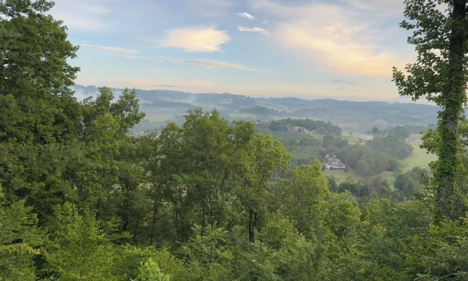Tazewell Copropriété | Stunning Family Retreat overlooking Golf Course