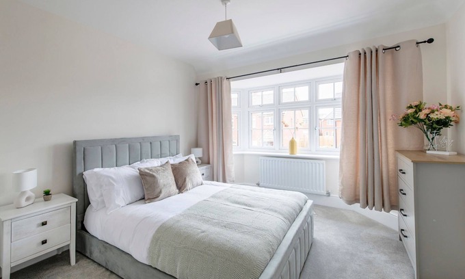 Castle Donington Maison | Stunning Four Bed Home | Free Parking and Wi-Fi
