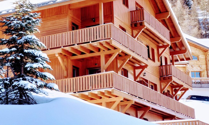 La Roche Appartement | stunning views, warm & cosy, great kitchen & free internet with amazing skiing!