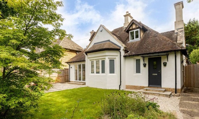 Bourton Maison | Stunning 5 Bed in the Centre of Bourton!