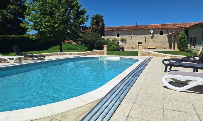 Mons Maison | Superbe gîte avec piscine partagée, Nr Matha & Cognac (premier étage également disponible)