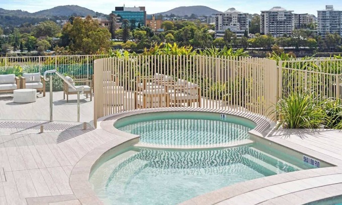 West End Appartement | Stunning Helia Sanctuary - West End w parking and pool